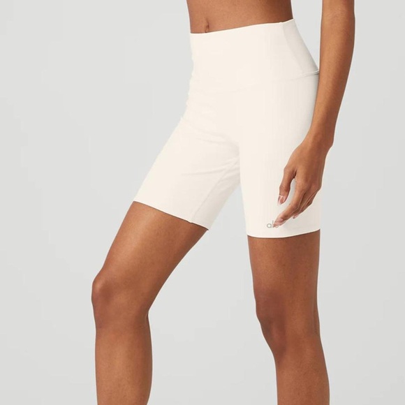 Alo Yoga Cream 7" High-Waisted Bike Shorts - Picture 3 of 6